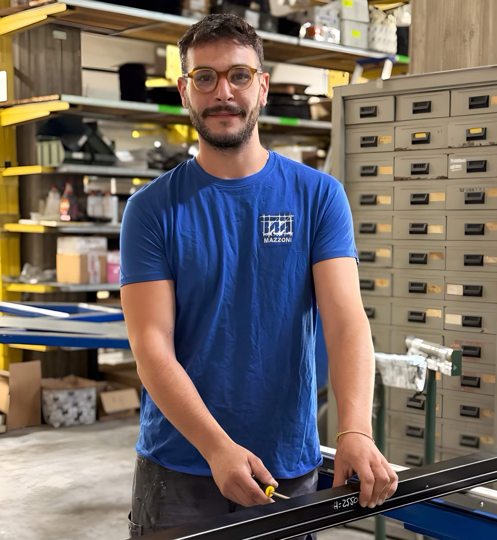 Mattia Gammieri, reparto assemblaggio infissi in alluminio presso Mazzoni Group
