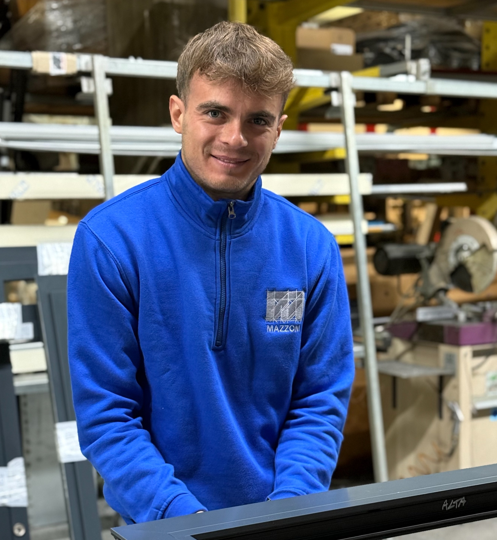 Gianluca Cancrini nel reparto assemblaggio infissi in alluminio presso Mazzoni Group