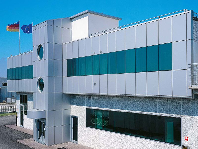 LUOGO: CATTOLICA

PROGETTO: ARCH.M.BATTELLI

ANNO: 2000